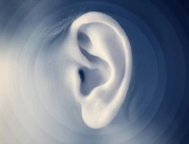 Ο γιατρός εξετάζει το αυτί του μικρού όταν ξαφνικά… Δείτε τί βγαίνει από μέσα! (βίντεο)